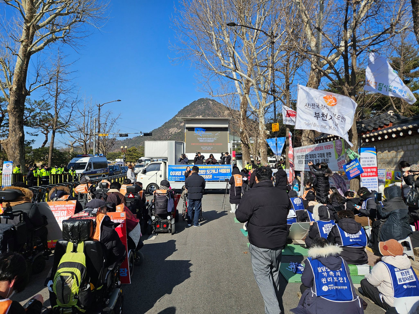 The joint countermeasures committee on the sexual violence case at Saekdongwon, a residential facility for people with disabilities in Incheon, calls for a full investigation in front of the Blue House in Jongno District, central Seoul, on Jan. 27. [BYUN MIN-CHUL]