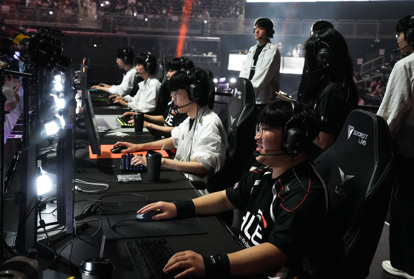 Members of the Hanwha Life Esports team check their equipment ahead of the start of the 2025 LCK finals at Inspire Arena on Yeongjong Island in Jung District, Incheon, on Sept. 28, 2025. [YONHAP]