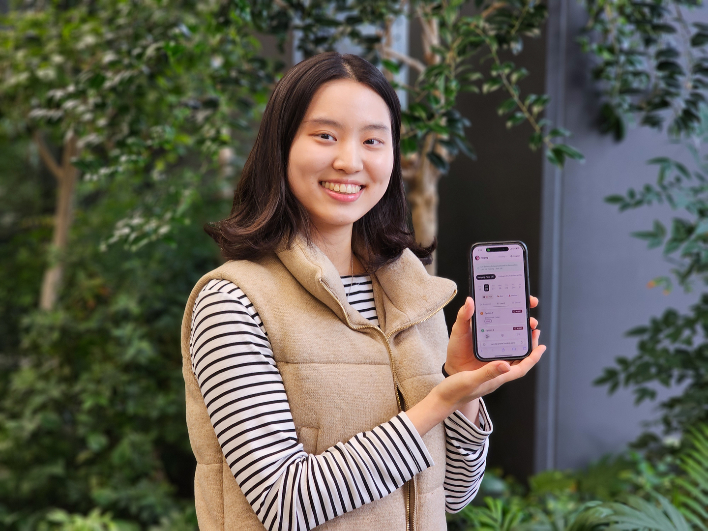 Kim Yeon-woo, who developed No Pig, shows the service through her phone after an interview with the Korea JoongAng Daily on Jan. 26. [LEE TAE-HEE]