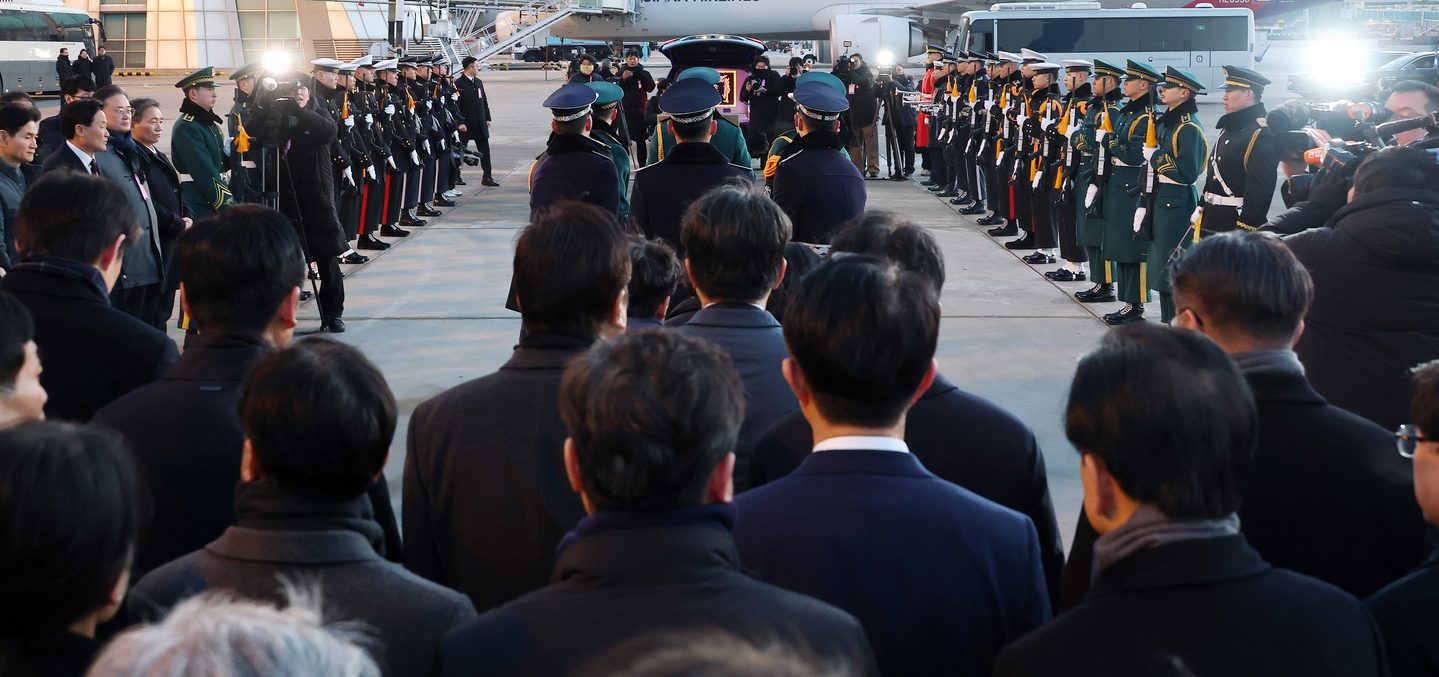 A coffin carrying the body of former Prime Minister Lee Hae-chan is seen being transported to the funeral hall of Seoul National University Hospital in Jongno District, cetnral Seoul, on Jan. 27. [JOINT PRESS CORPS]
