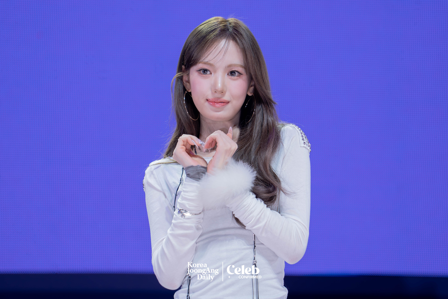 KiiiKiii’s Sui poses for photos during a showcase for the release of the group’s second EP, “Delulu Pack,” at Yes24 Live Hall in eastern Seoul on Jan. 26 [DANIELA GONZALEZ PEREZ]