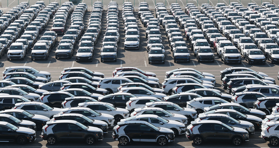 Cars are waiting to be exported at a port in Pyeongtaek, Gyeonggi, on Jan. 27. [NEWS1] 