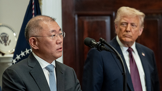 Hyundai Motor Group Executive Chair Euisun Chung speaks at the White House as U.S. President Donald Trump watches on on March 24. [SCREEN CAPTURE]