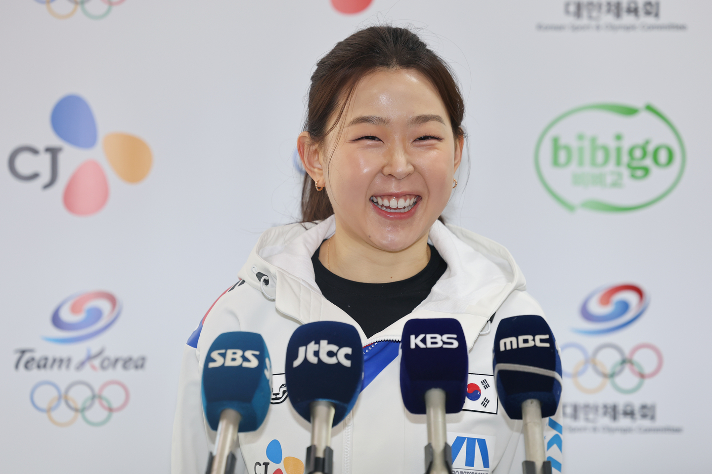 Speed skater Kim Min-sun, who is set to compete in the 2026 Milano-Cortina Winter Olympics, speaks with reporters at the Korea National Training Center in Nowon District, northern Seoul, on Jan. 8. [YONHAP]