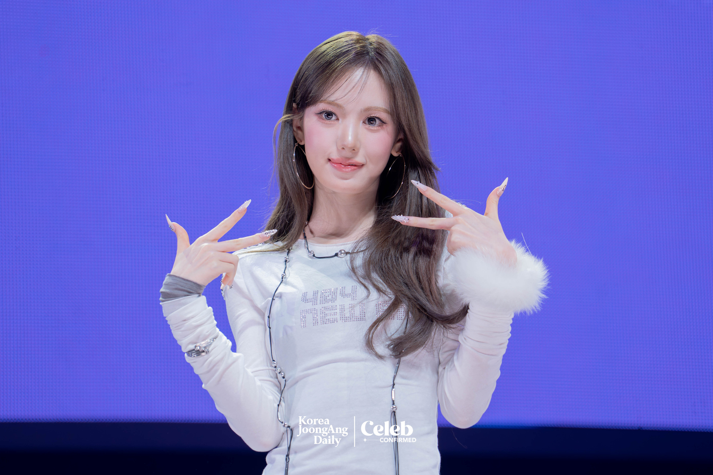 KiiiKiii’s Sui poses for photos during a showcase for the release of the group’s second EP, “Delulu Pack,” at Yes24 Live Hall in eastern Seoul on Jan. 26 [DANIELA GONZALEZ PEREZ]