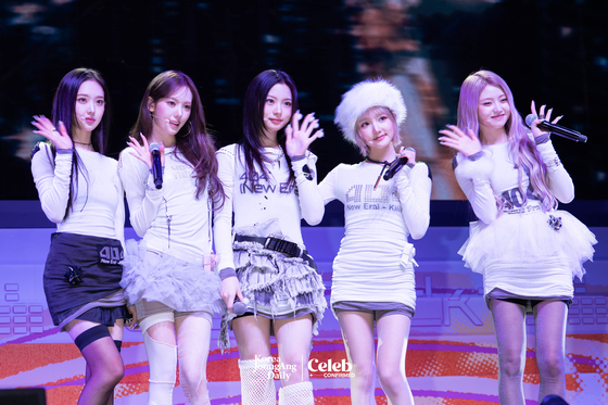 Girl group KiiiKiii performs the B-side track “Dizzy” during a showcase for the release of its second EP, “Delulu Pack,” at Yes24 Live Hall in eastern Seoul on Jan. 26. [DANIELA GONZALEZ PEREZ] 