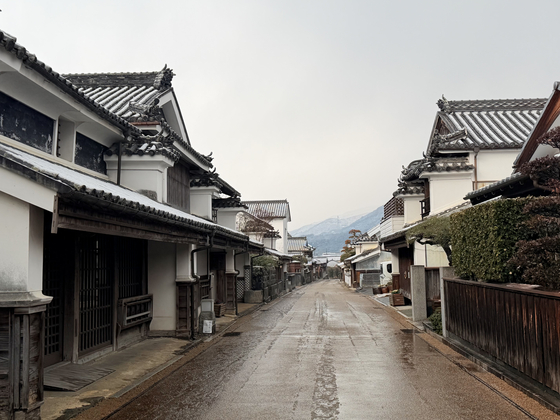 A stretch of traditional Japanese two-story family homes are seen at Udatsu townscape in Tokushima, Japan, on Jan. 24. [LEE SOO-JUNG]