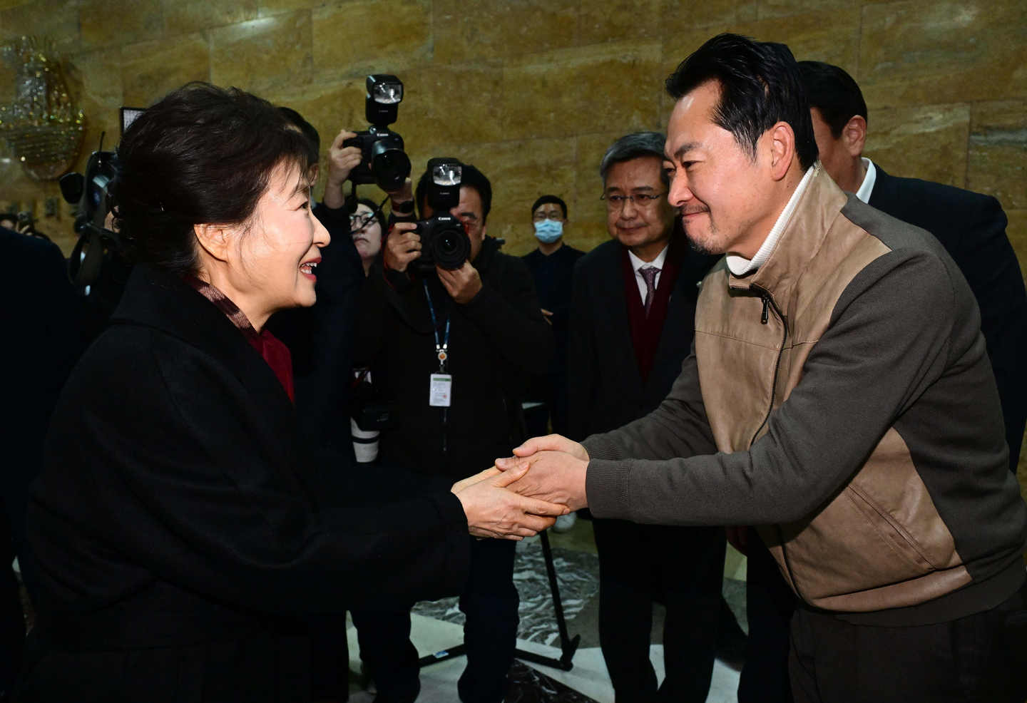 Former President Park Geun-hye greets People Power Party leader Jang Dong-hyeok during a visit to a hunger strike site at the National Assembly’s Rotunda Hall on Jan. 22. Jang was on the eighth day of a hunger strike calling for the acceptance of dual special counsel probes into the Unification Church and alleged nomination donations. [JOINT PRESS CORPS]