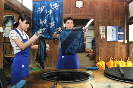 People experience indigo dyeing in Tokushima in Japan in an undated file photo. Udatsu village is famous for the dyeing. [TOKUSHIMA PREFECTURAL GOVERNMENT]