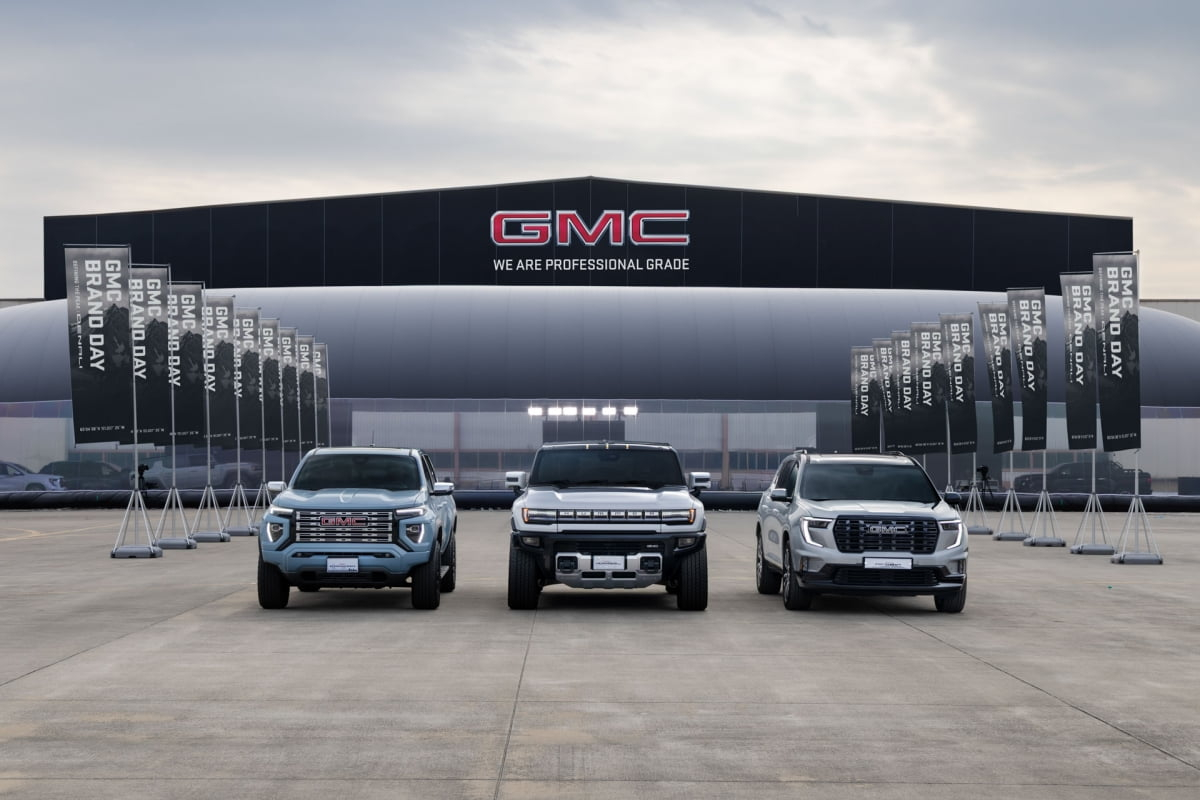 GM Korea introduced three new GMC lineups for the Korean market: the electric Hummer EV, the full-size Acadia SUV and the midsize Canyon pickup truck. [GM KOREA]