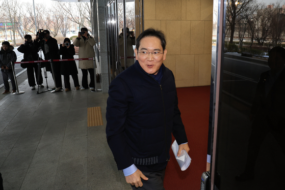 Samsung Electronics Executive Chairman Lee Jae-yong departs for the United States from Gimpo Business Aviation Center in western Seoul on Jan. 26 to commemorate the first overseas exhibition of the late Chairman Lee Kun-hee’s donated cultural treasures, known as the “Lee Kun-hee Collection.” The collection, currently displayed at the Smithsonian’s National Museum of Asian Art in Washington, will continue its global journey at the Art Institute of Chicago in March and the British Museum in September. [NEWS1]