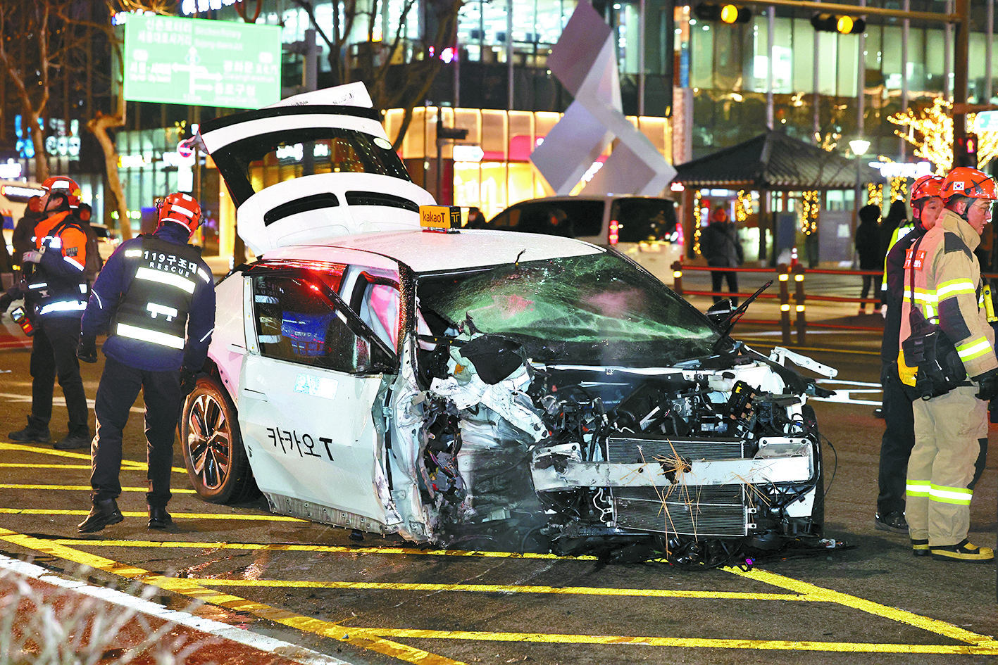 A taxi that crashed near Jongak Station in Jongno District, central Seoul is seen after the accident on Jan. 2. [YONHAP]