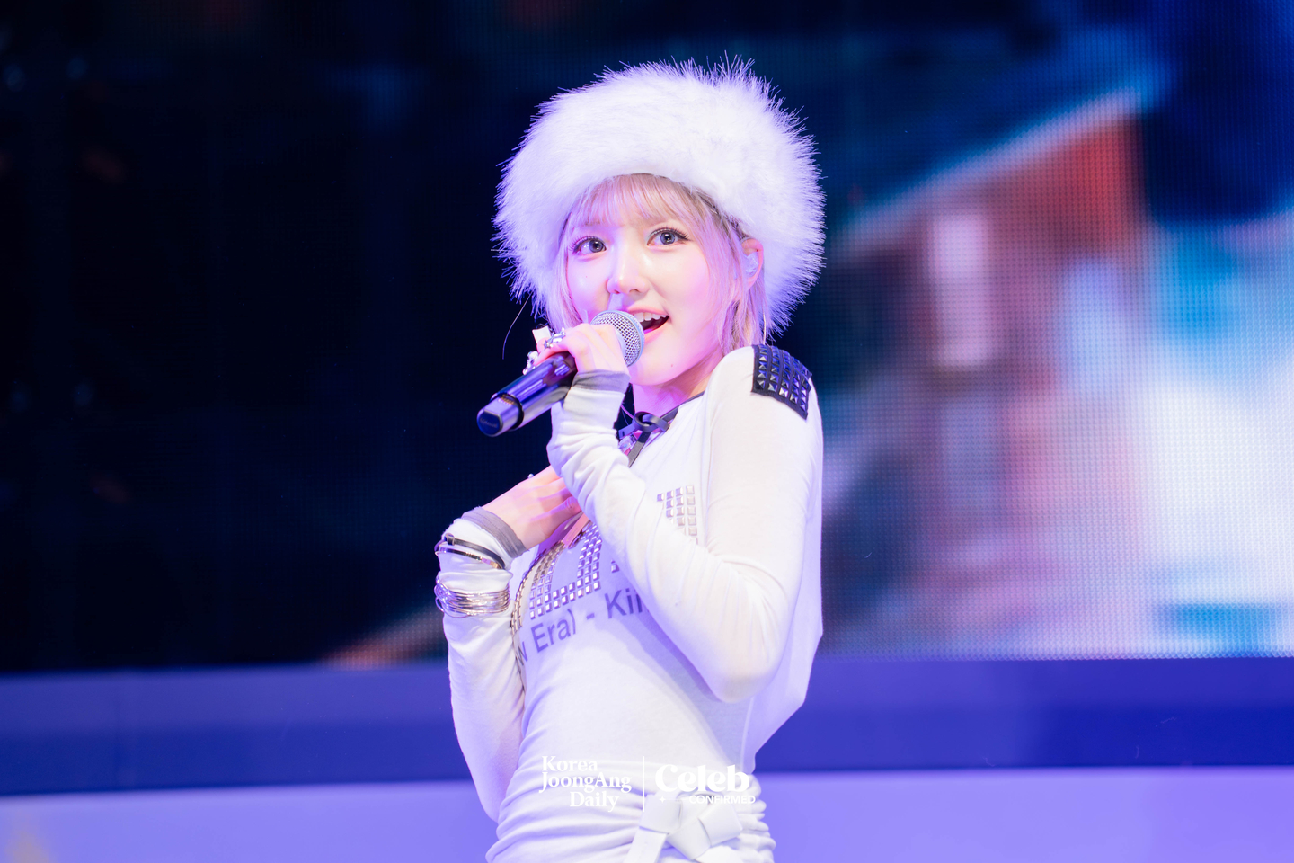 Girl group KiiiKiii performs the B-side track “Dizzy” during a showcase for the release of its second EP, “Delulu Pack,” at Yes24 Live Hall in eastern Seoul on Jan. 26. [DANIELA GONZALEZ PEREZ] 