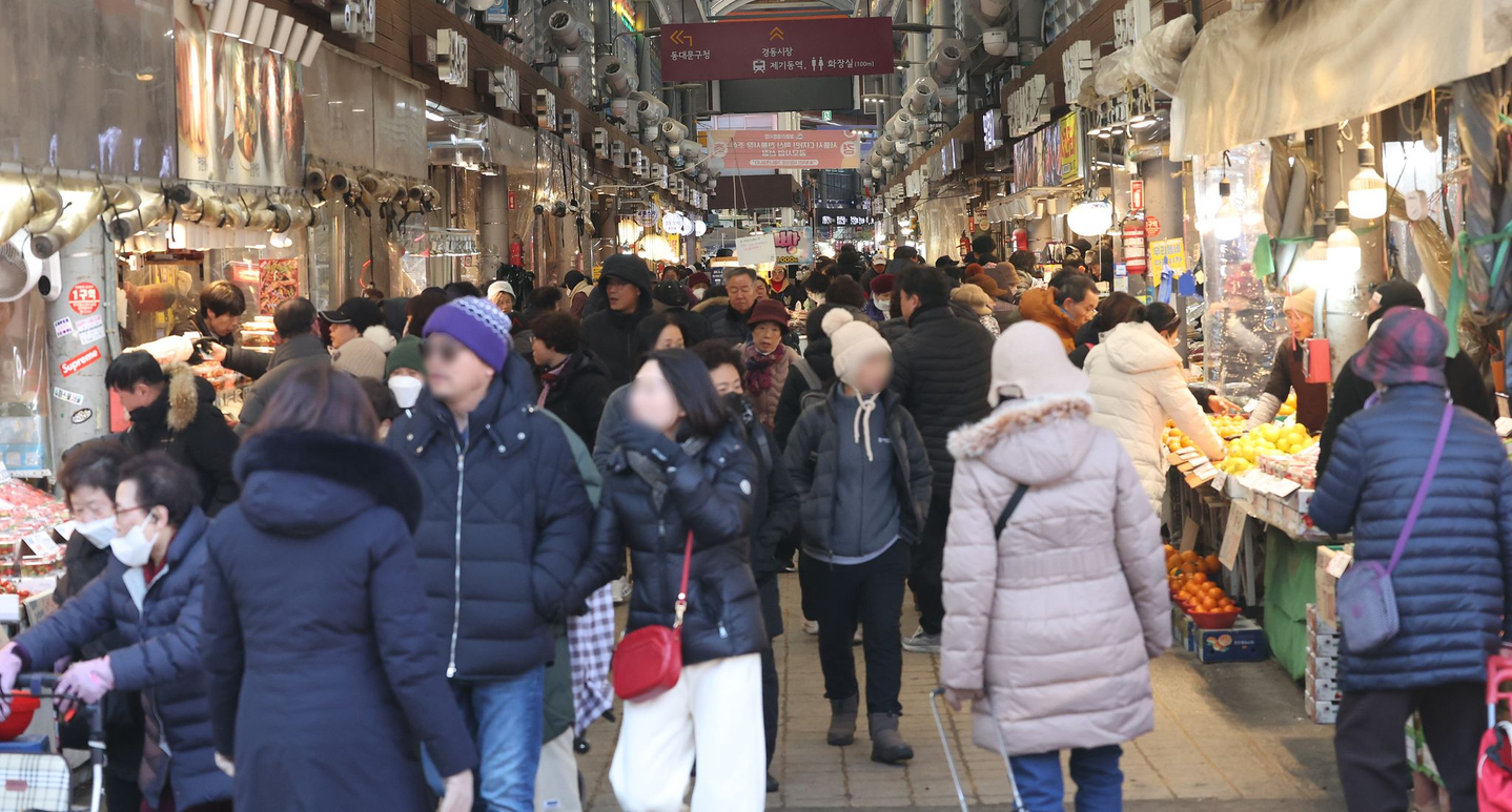 People shop at a traditional market in Seoul on Jan. 27, ahead of the Lunar New Year holiday. [YONHAP]