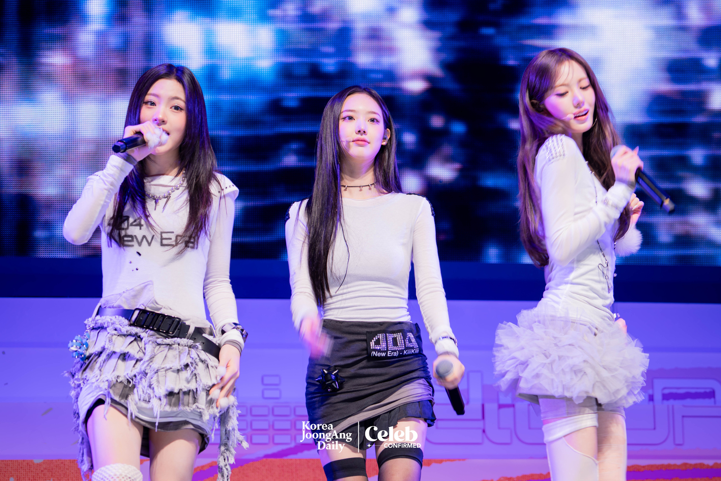 Girl group KiiiKiii performs the B-side track “Dizzy” during a showcase for the release of its second EP, “Delulu Pack,” at Yes24 Live Hall in eastern Seoul on Jan. 26. [DANIELA GONZALEZ PEREZ] 
