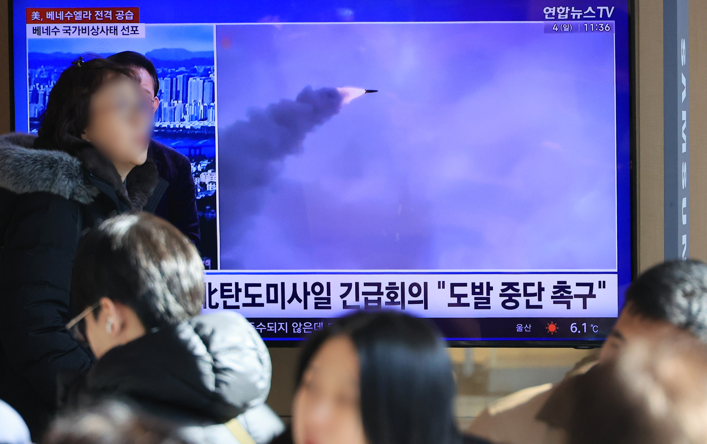 People watch a news broadcast of North Korea's ballistic missile launch, at the waiting room of Seoul Station in Yongsan District, central Seoul on Jan. 4. [YONHAP]