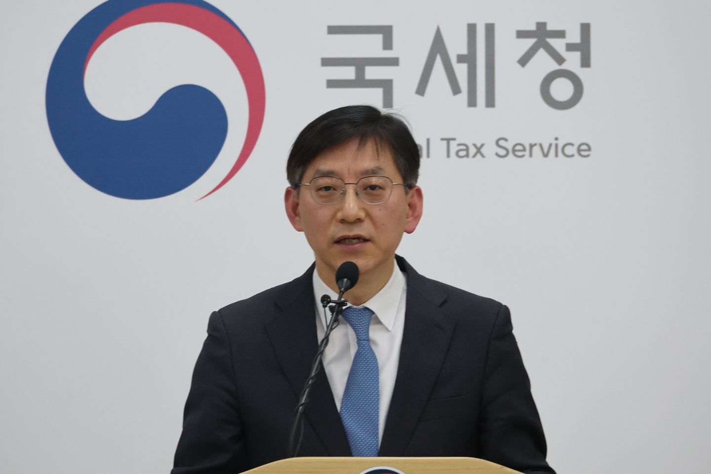 Ahn Deok-su, the director of the National Tax Service's (NTS) Investigation Bureau, gives a briefing on the NTS's crackdown plans at the government complex in Sejong on Jan. 27. [YONHAP]