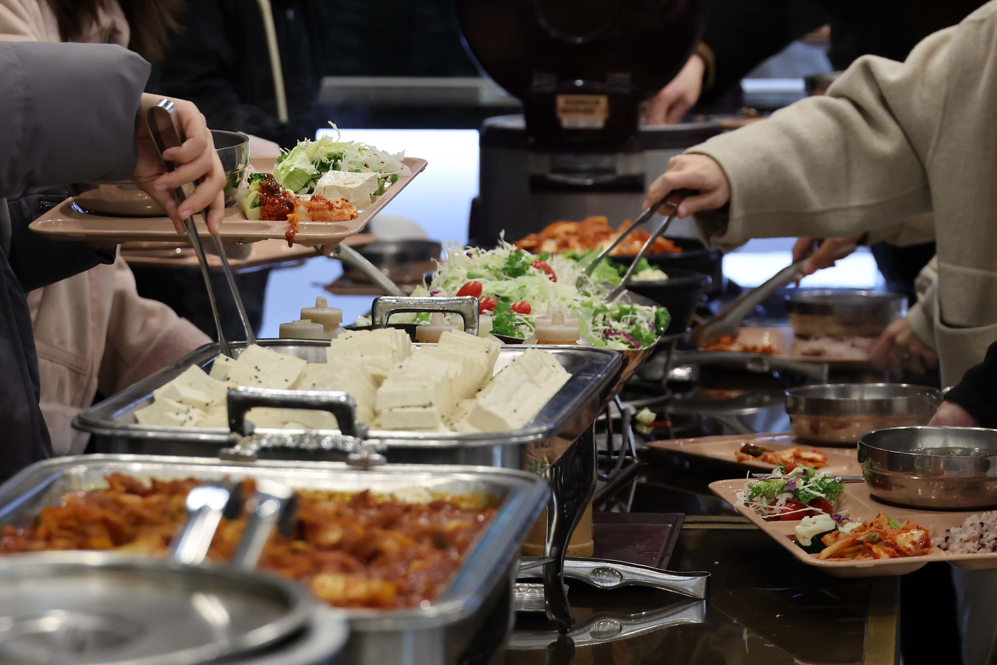 Students take banchan, or side dishes, at Sungkyunkwan University's cafeteria in Jongno District, central Seoul, on Nov. 17, 2025. [NEWS1]