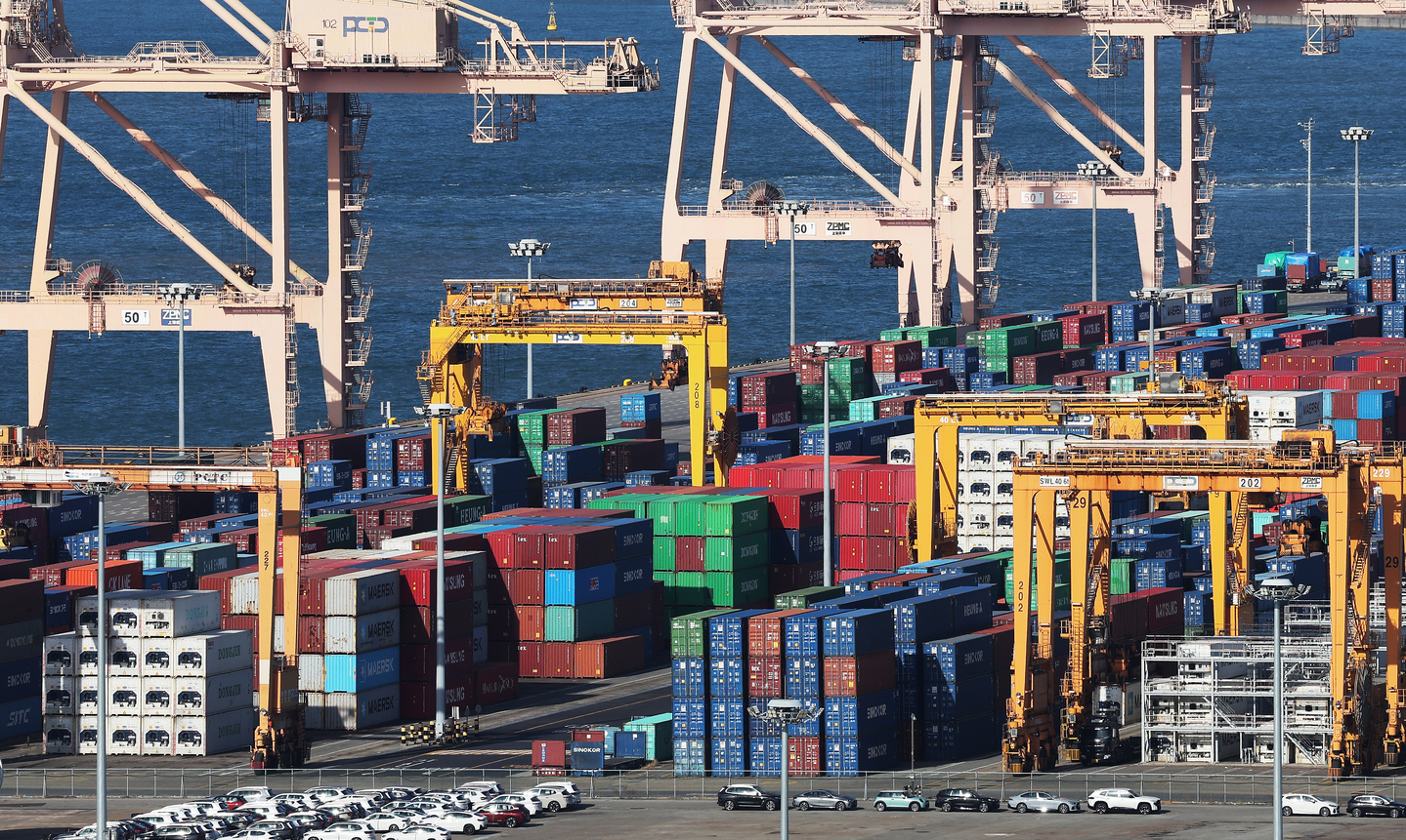 Trade containers are stacked at Pyeongtaek Port in Gyeonggi on Jan. 1. [YONHAP]