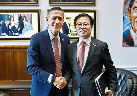 Yeo Han-koo, right, Korea’s chief trade negotiator at the Ministry of Trade, Industry and Resources, poses for a photo with U.S. Rep. Darrell Issa during their meeting in Washington, D.C., on Jan. 12. [MINISTRY OF TRADE, INDUSTRY AND RESOURCES]