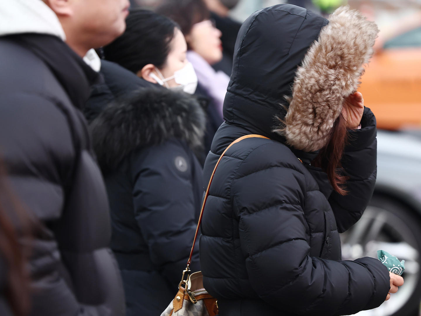 People clad in thick winter coats cross a street near Gwanghwamun Square in Jongno District, central Seoul as temperatures stayed below zero degrees Celsius on Jan. 26. [NEWS1]