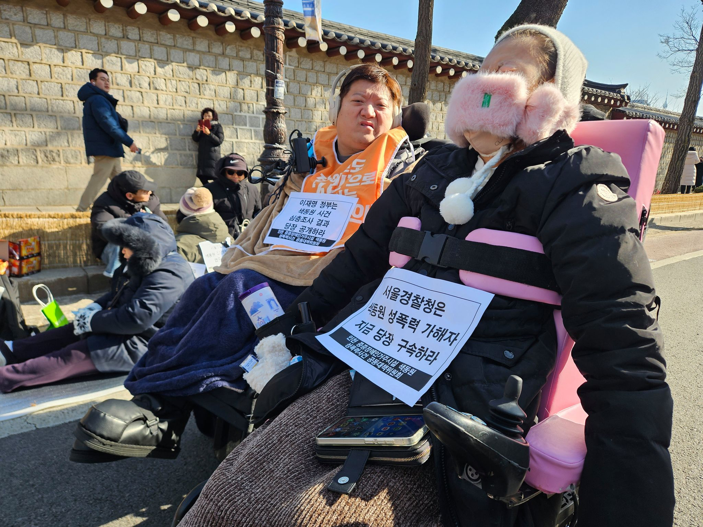 The joint countermeasures committee on the sexual violence case at Saekdongwon, a residential facility for people with disabilities in Incheon, calls for a full investigation in front of the Blue House in Jongno District, central Seoul, on Jan. 27. [BYUN MIN-CHUL]