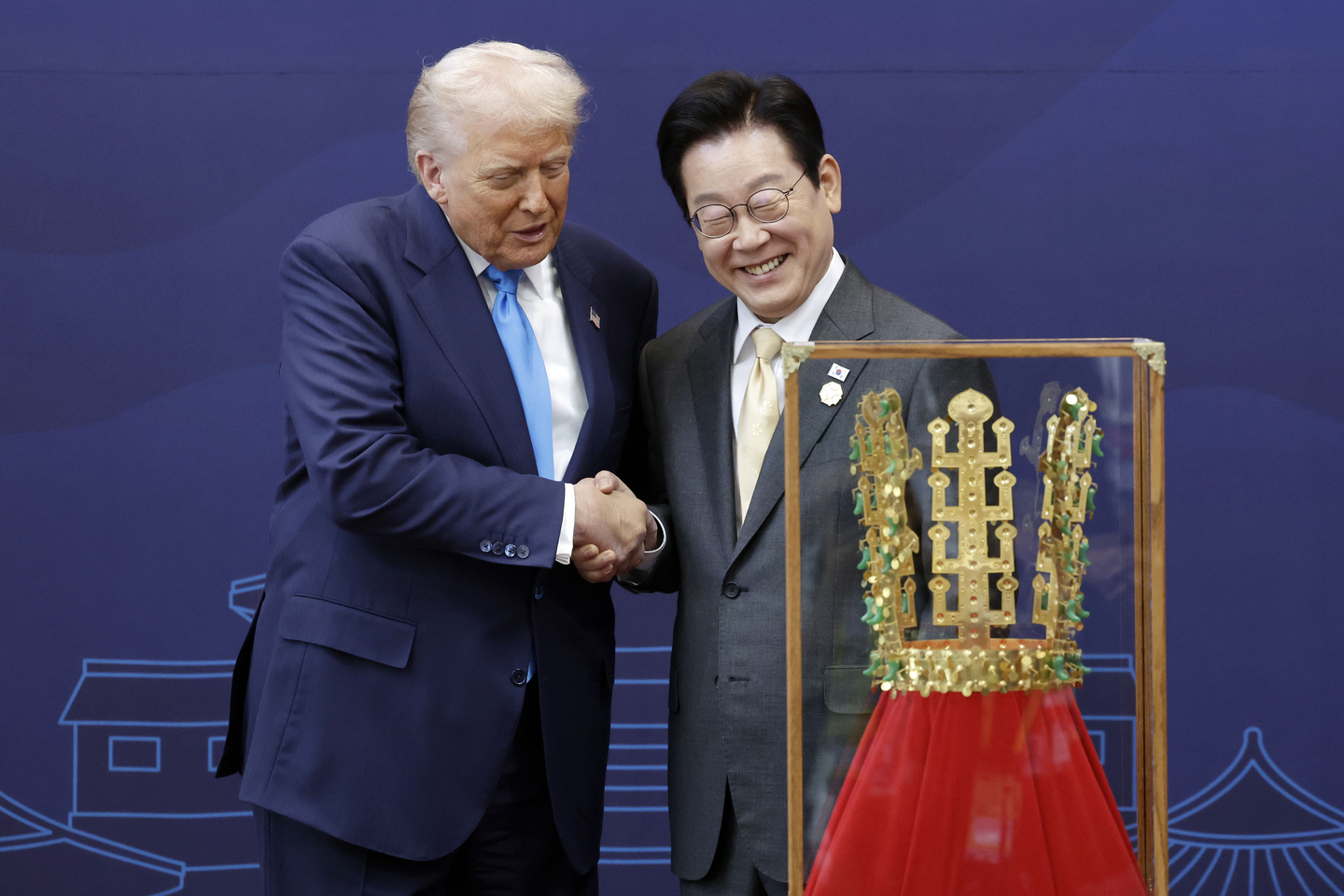 President Lee Jae Myung, right, shakes hands with U.S. President Donald Trump after presenting him with the Grand Order of Mugunghwa and a model of the Cheonmachong gold crown at the Gyeongju National Museum in Gyeongju, North Gyeongsang on Oct. 29, 2025. [JOONGANG ILBO]