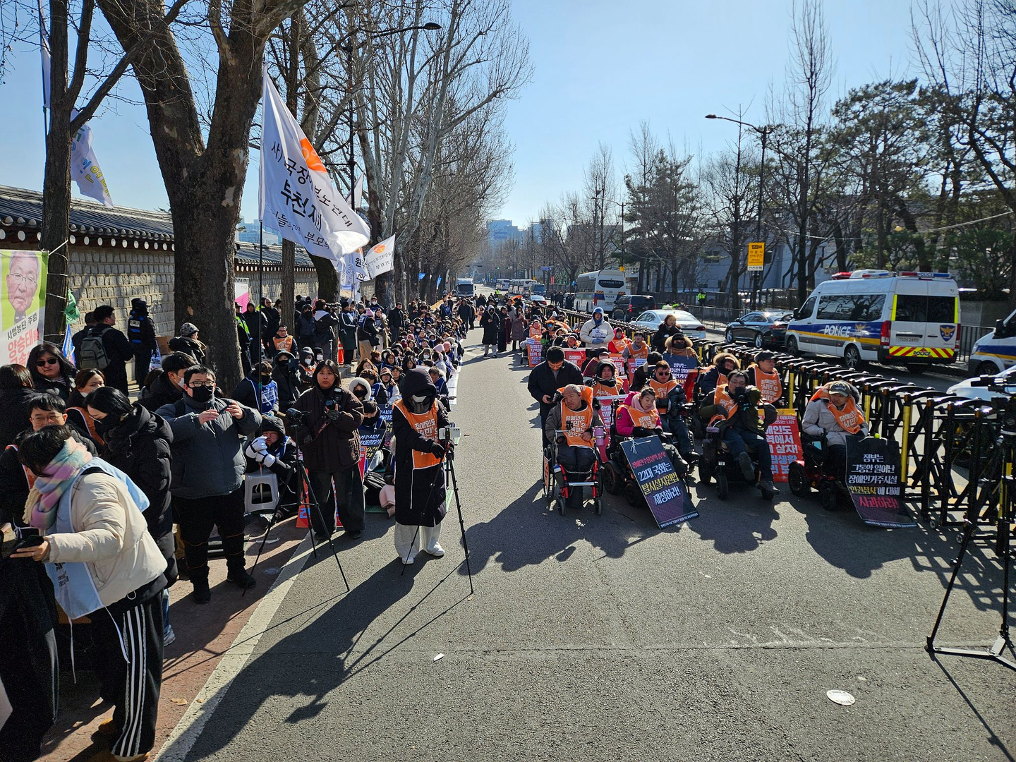The joint countermeasures committee on the sexual violence case at Saekdongwon, a residential facility for people with disabilities in Incheon, calls for a full investigation in front of the Blue House in Jongno District, central Seoul, on Jan. 27. [BYUN MIN-CHUL]