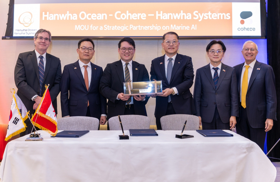 Officials pose for a photo during a signing ceremony for multiple partnerships among Hanwha Group affiliates and Canadian firms in Toronto, Canada, on Jan. 26. [HANWHA GROUP]