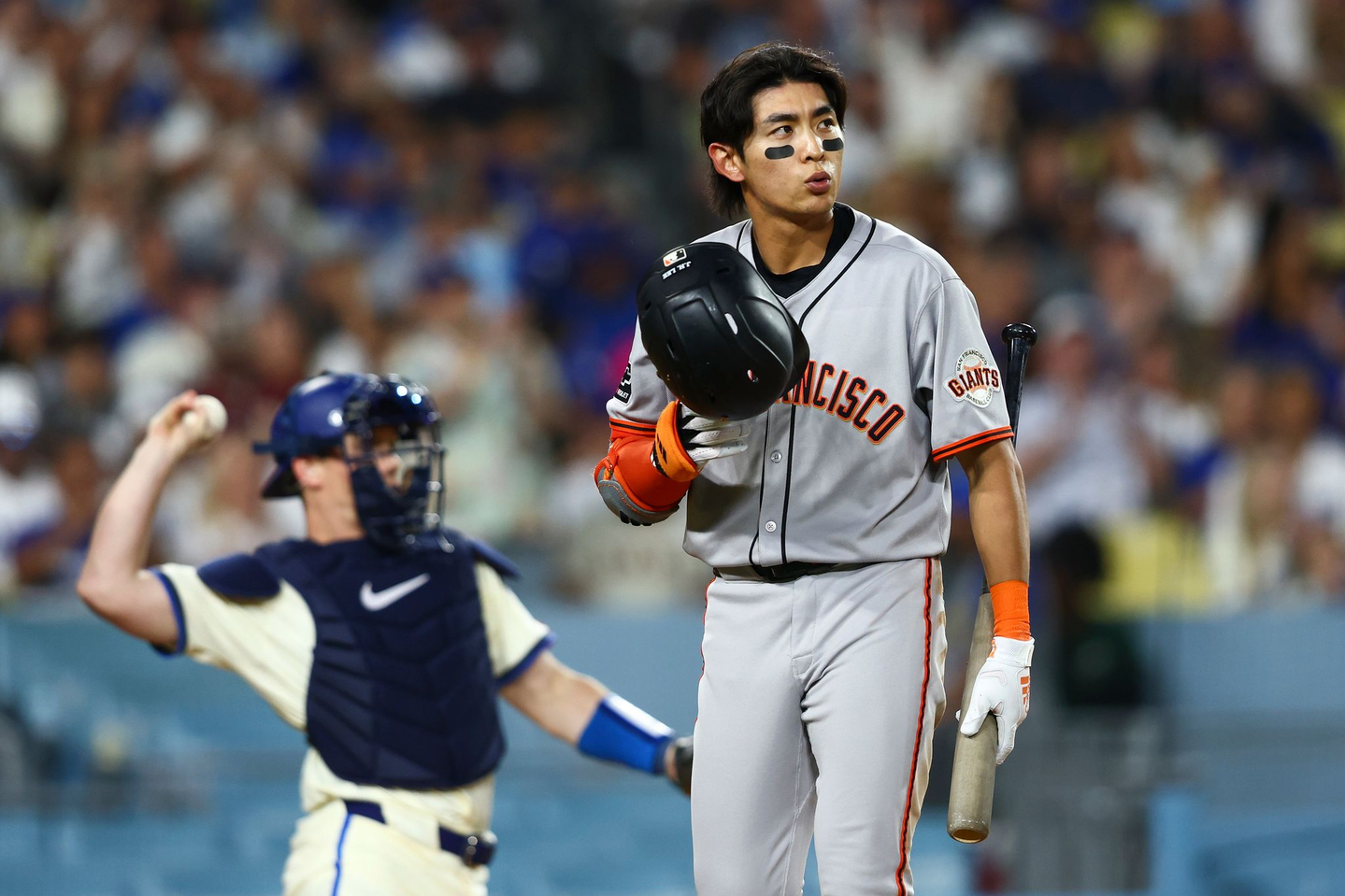 San Francisco Giants' Lee Jung-hoo, right, reacts after striking out as Los Angeles Dodgers catcher Will Smith prepares to throw the ball during the sixth inning of a baseball game in Los Angeles on June 14, 2025. [AP/YONHAP]