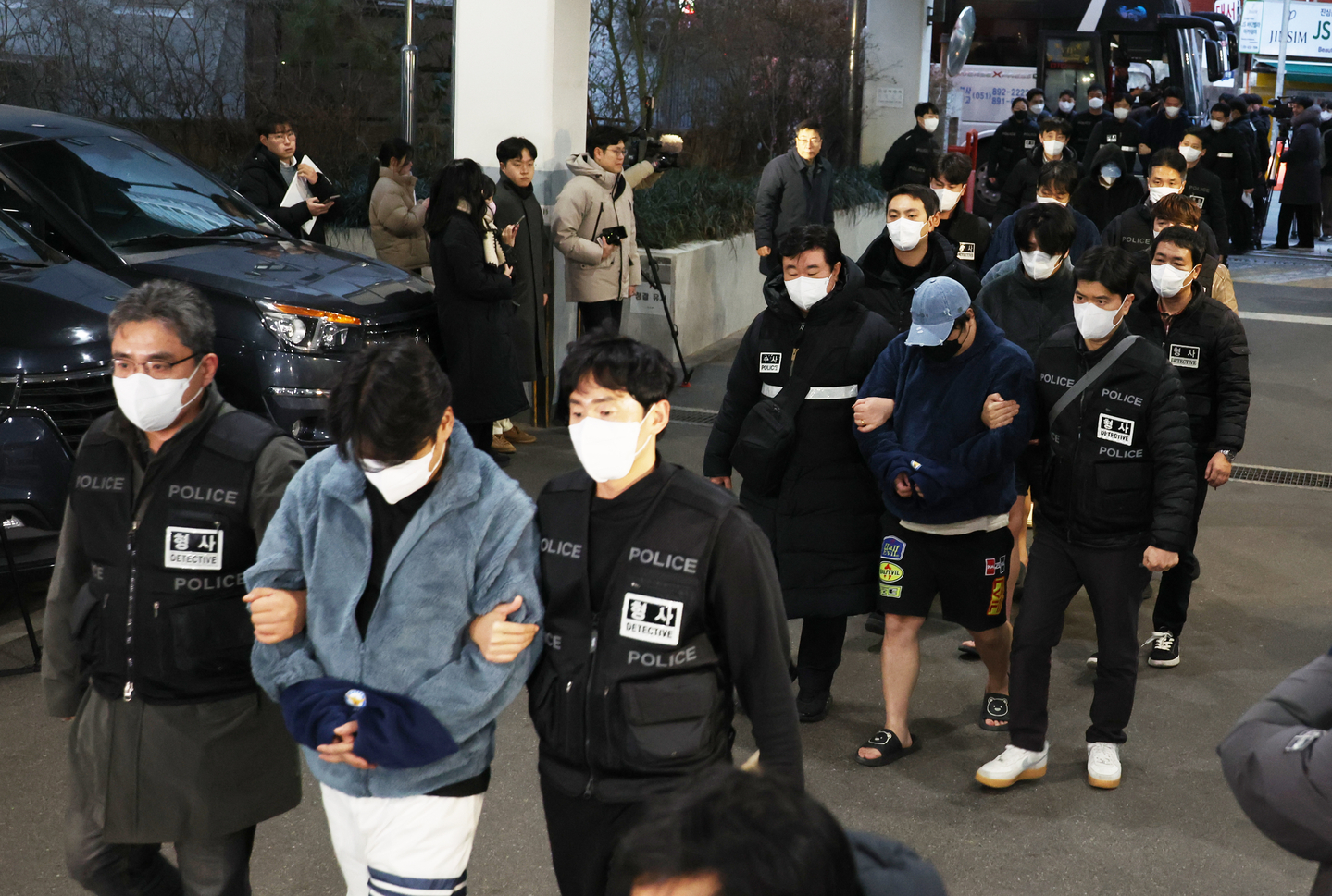 Suspects involved in Cambodian scam networks who were forcibly repratiated to Korea arrive at Dongnae Police Station in Busan on Jan. 23, 2026. [YONHAP] 