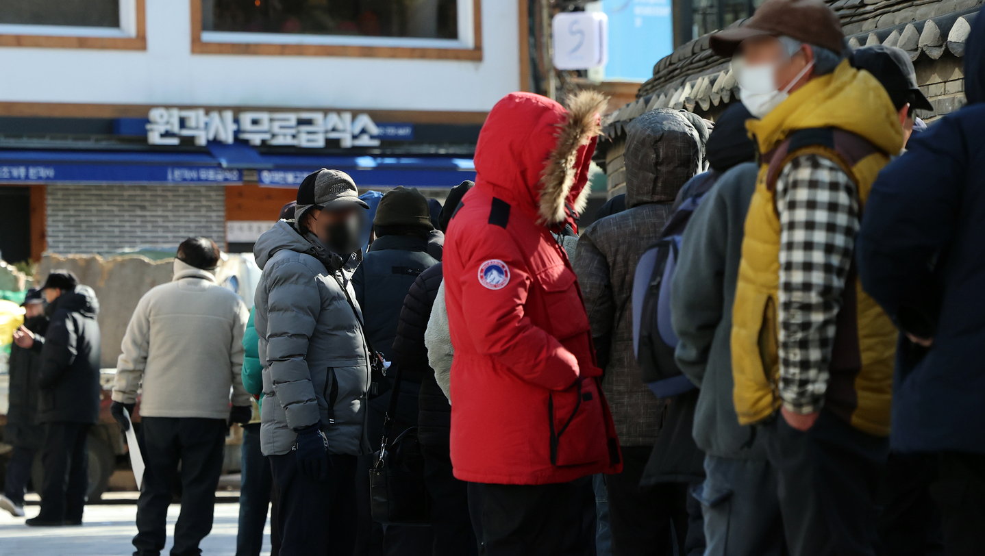 Older citizens wait in line for the free meal near the Tapgol Park in central Seoul on Jan. 20. [NEWS1]