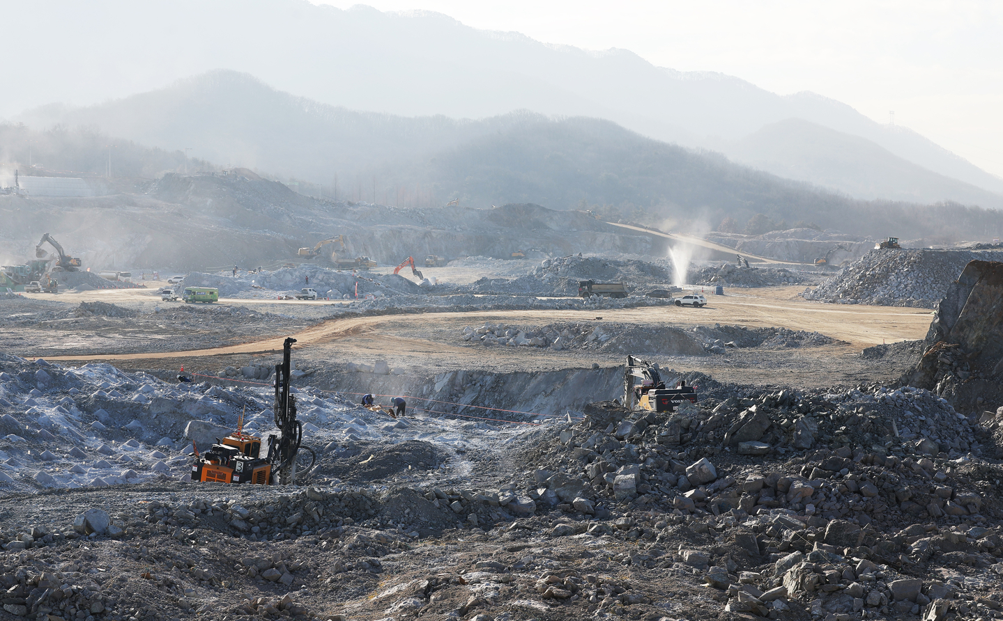 Construction work is underway at the Yongin semiconductor cluster industrial complex in Gyeonggi on Jan. 9. [JOINT PRESS CORPS]