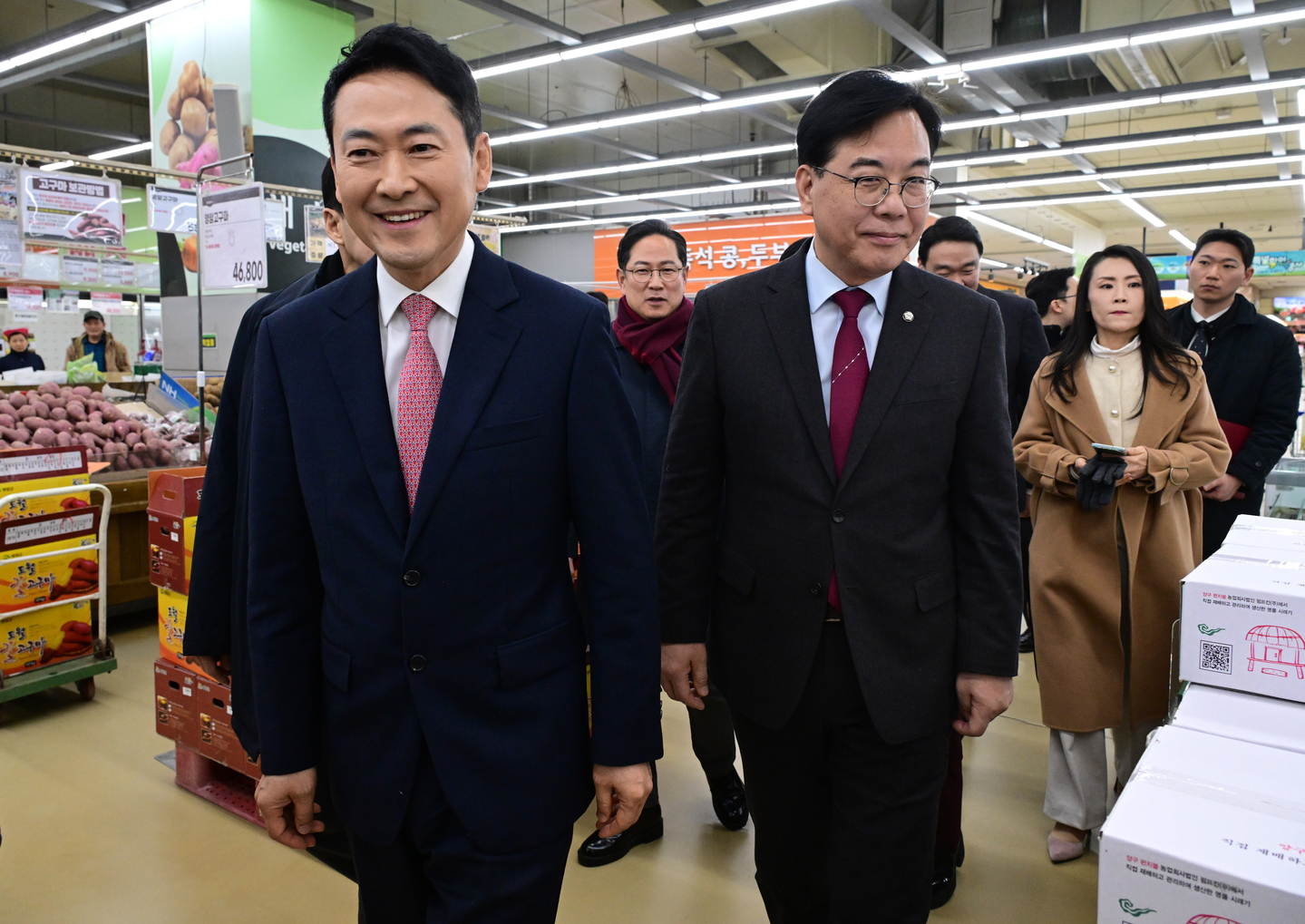 Jang Dong-hyeok, the leader of the conservative People Power Party, left, visits an agricultural retail outlet in Seoul on Jan. 28 to check the prices of agricultural products. [JOINT PRESS CORPS] 