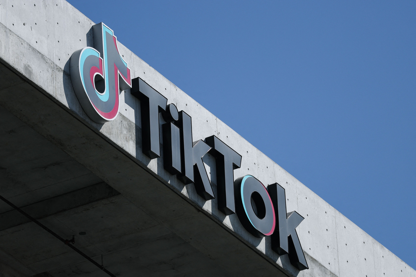 The TikTok logo is displayed on signage outside the social media app company's offices in Culver City, California, on Sept. 30, 2025. [AFP/YONHAP]