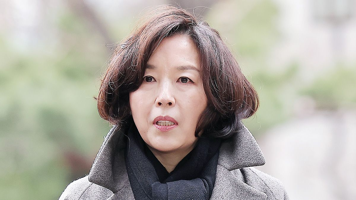 Kim Kyung, a Seoul city council member facing pay-to-play allegations with her nomination, answers reporters’ questions as she arrives at the Seoul Metropolitan Police Agency’s Public Crime Investigation Unit in Mapo District, western Seoul, for police questioning as a suspect. [NEWS1] 