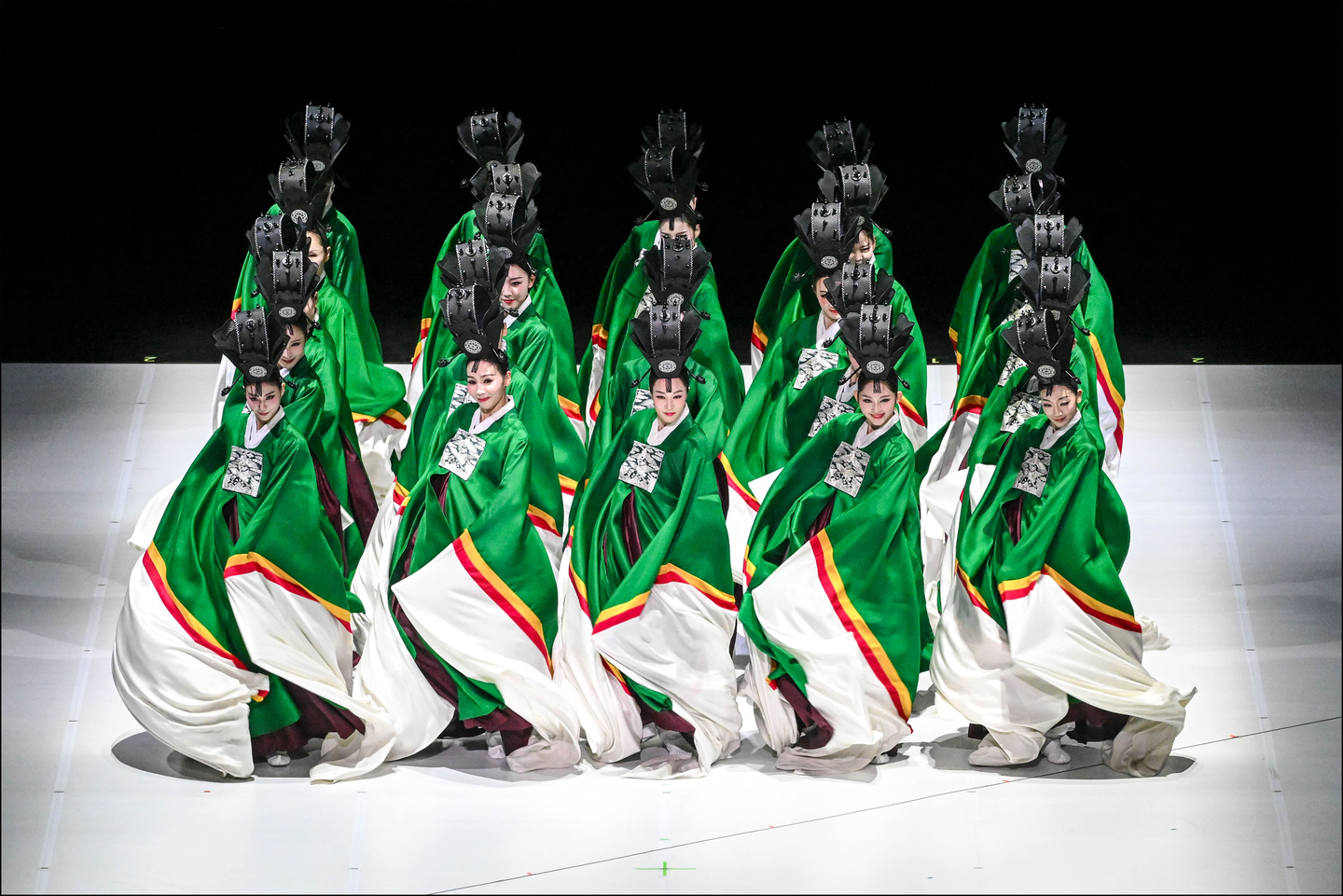 A scene from "Ilmu" by the Seoul Metropolitan Dance Theatre [SEJONG CENTER FOR THE PERFORMING ARTS]