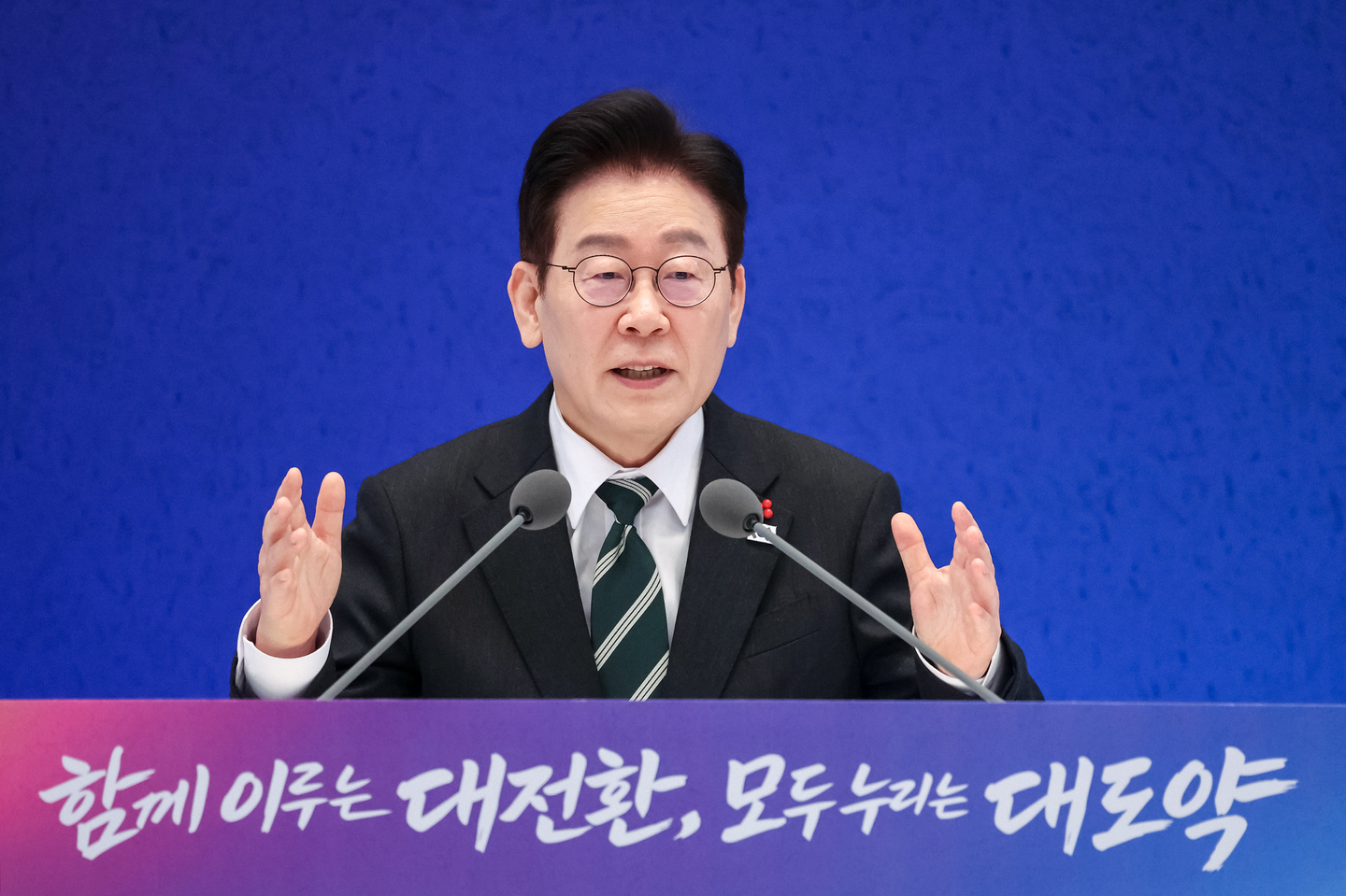 President Lee Jae Myung takes questions during a New Year’s press conference at the Yeongbingwan state guest house at the Blue House in central Seoul on Jan. 21, attended by some 160 Korean and foreign journalists. [JOINT PRESS CORPS]