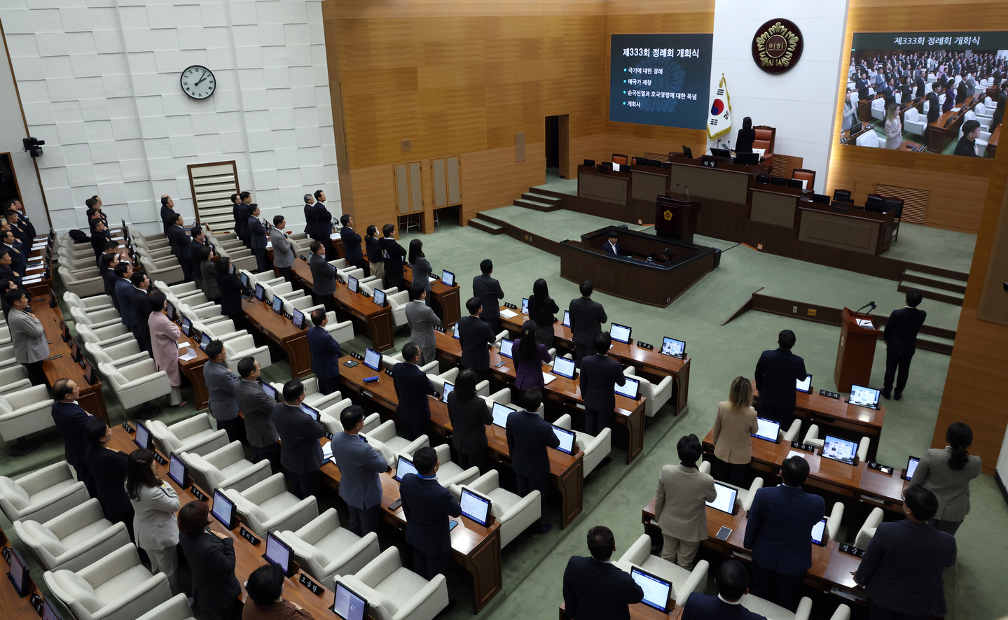 The opening ceremony of the first plenary session of the 333rd regular session of the Seoul Metropolitan Council is held at the council’s main chamber in Jung District, central Seoul. [NEWS1] 