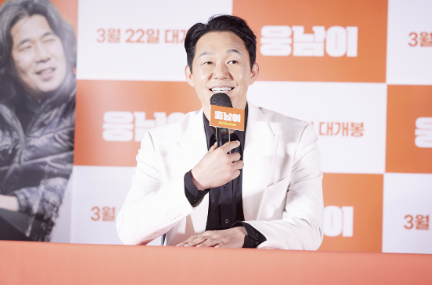 Actor Park Sung-woong speaks during a press screening for the comedy film ″Woong Nam″ at CGV Yongsan in central Seoul on Jan. 27. [CJ CGV]
