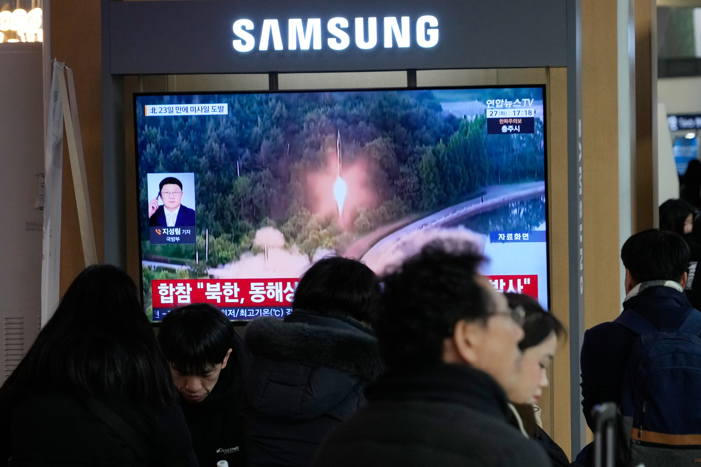 A TV screen shows a file image of North Korea's missile launch during a news program at Seoul Station in central Seoul on Jan. 27. [AP/YONHAP] 