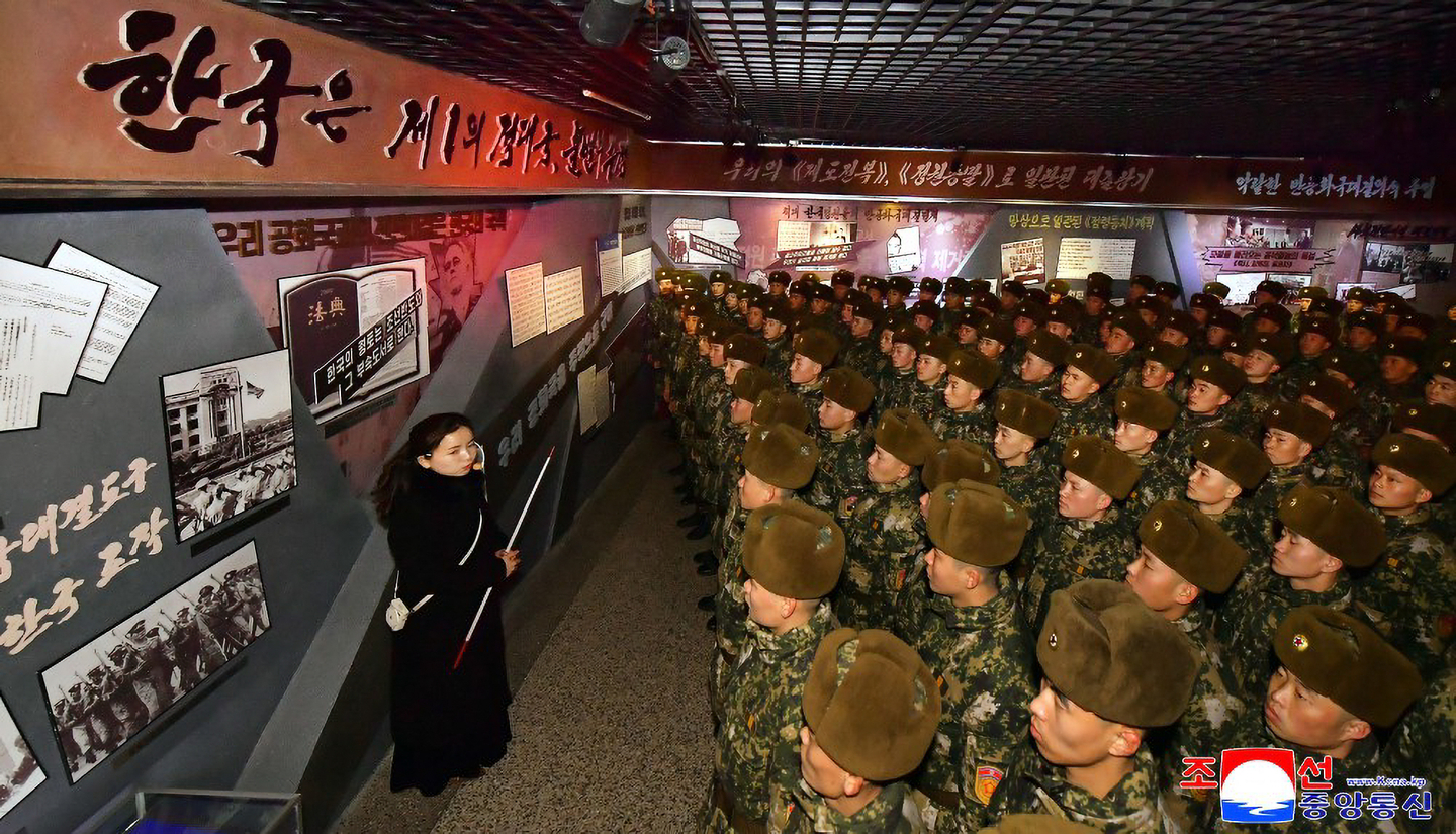 Soldiers listen to a guide at the Central Class Education House in Pyongyang as part of events marking the 80th anniversary of the Socialist Patriotic Youth League's foundation, in this photo released by the North's official Korean Central News Agency on Jan. 19. The banners read, "South Korea is the No. 1 hostile country and the unchanging archenemy," and accused Seoul of creating a "confrontational frenzy" aimed at upending North Korea and "ending the regime." [YONHAP]
