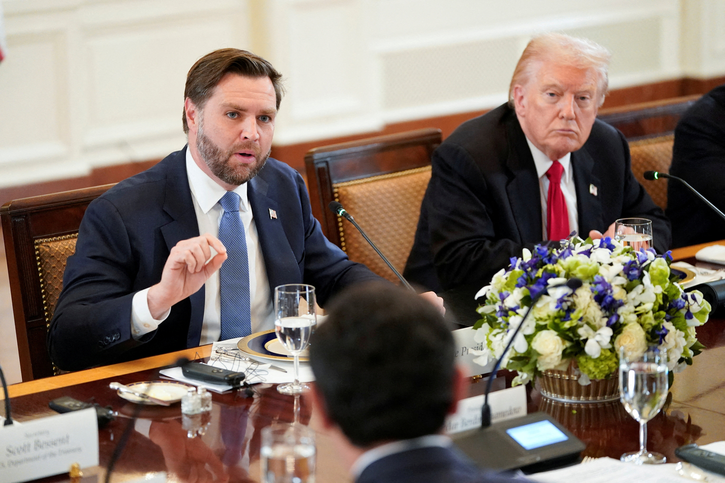 U.S. Vice President JD Vance, left, speaks next to President Donald Trump during a dinner with the leaders of the C5 1 Central Asian countries of Kazakhstan, Kyrgyzstan, Tajikistan, Turkmenistan and Uzbekistan, in the East Room of the White House in Washington on Nov. 6, 2025. [REUTERS/YONHAP]