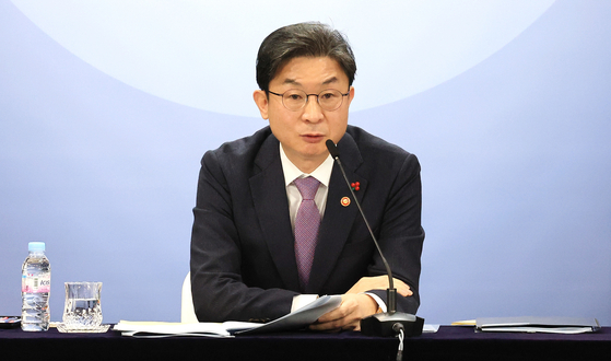 Financial Services Commission Chairman Lee Eog-weon speaks during a press conference held in the government complex in central Seoul on Jan. 28. [NEWS1]