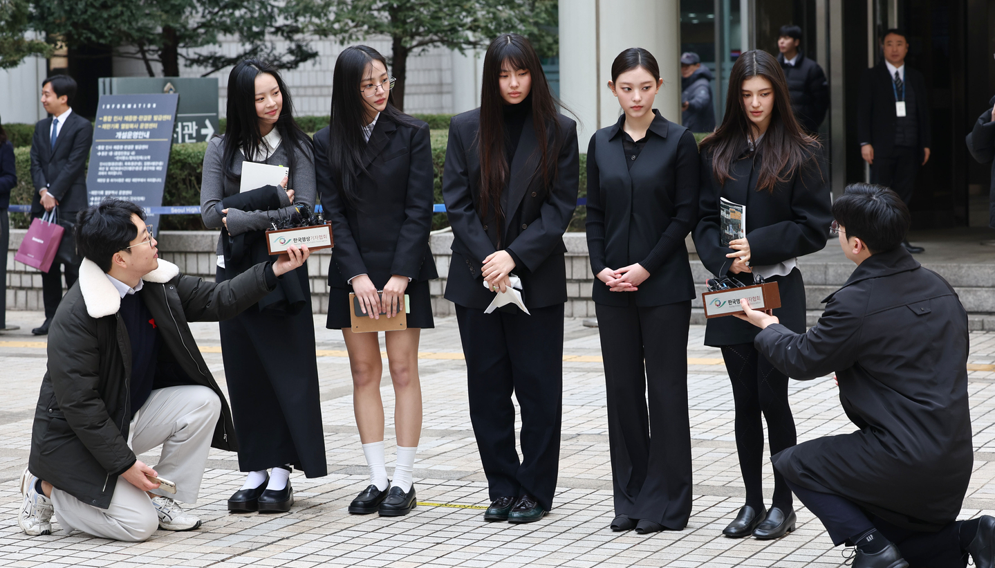 Girl group NewJeans members talk to reporters at the Seoul Central District Court in Seocho District, southern Seoul, on March 7, 2025. [YONHAP]