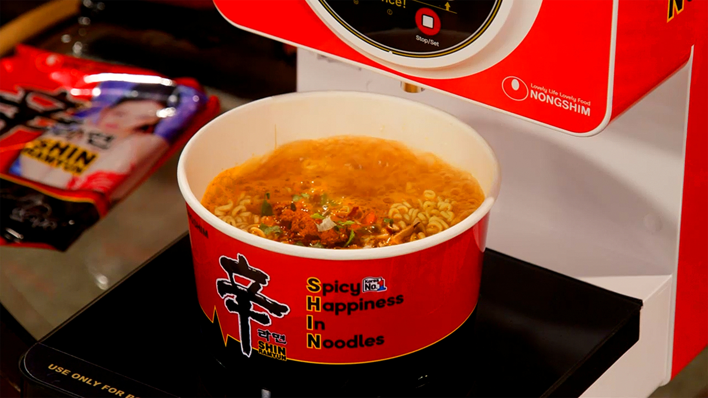 Nongshim's Shin Ramyun makes an appearance on ABC's late night talk show "Jimmy Kimmel Live!" (2003-) in a short comedy skit that aired on Jan. 26, as seen in this still provided by Nongshim. [NONGSHIM]