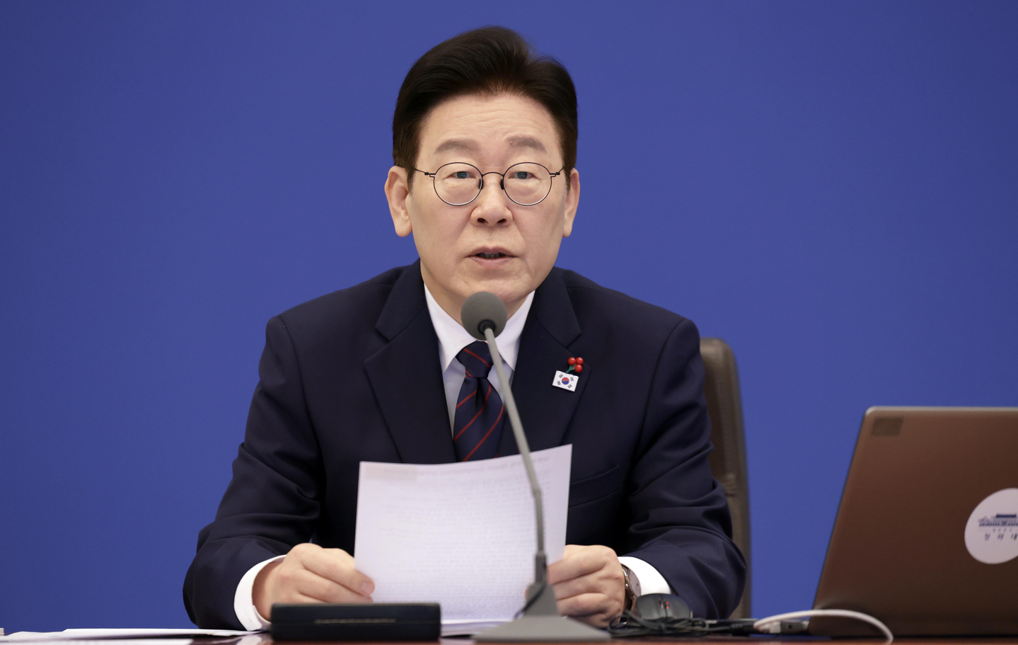 President Lee Jae Myung speaks during a senior aides' meeting at the Blue House in Jongno District, central Seoul, on Jan. 22. [YONHAP]