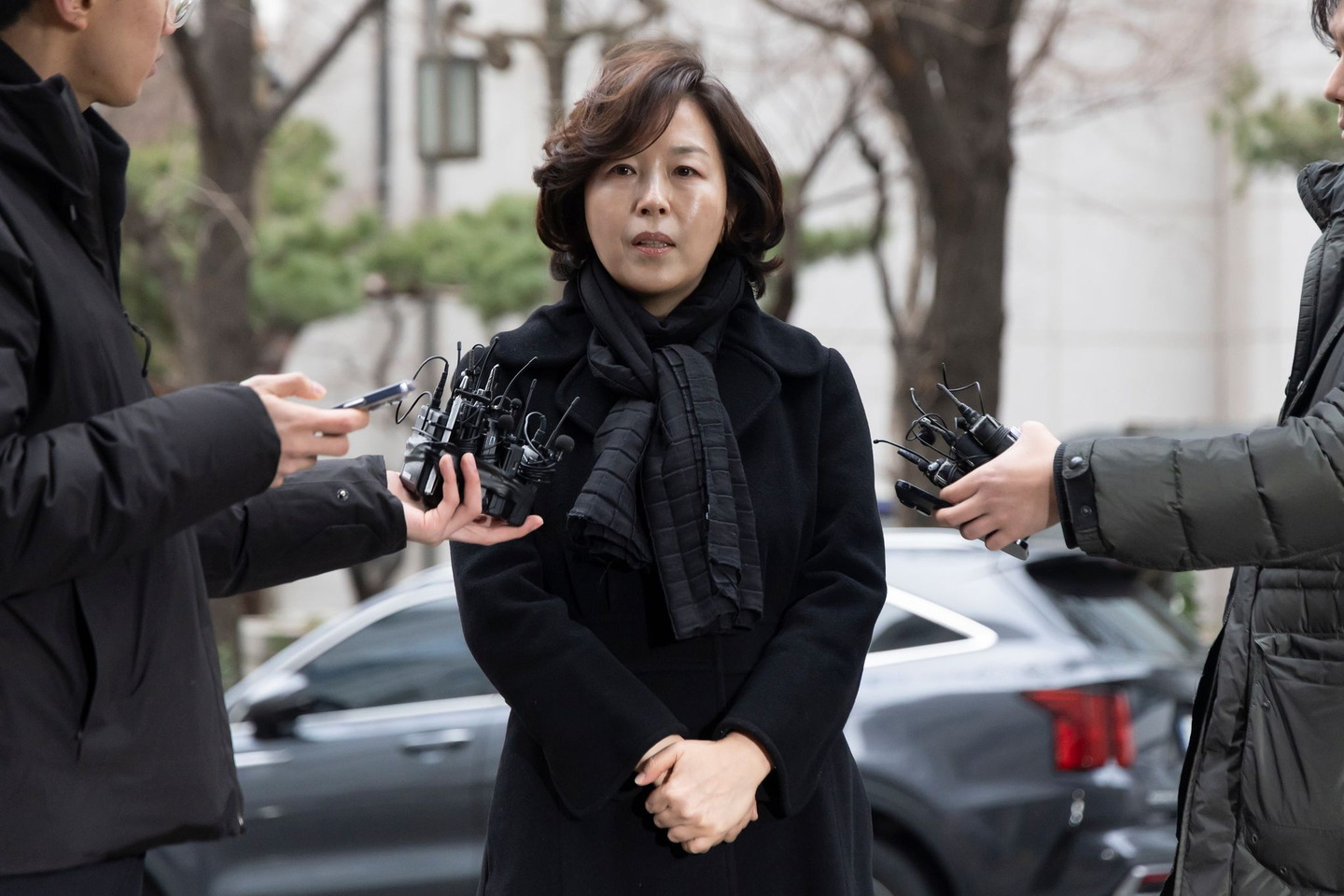 Kim Kyung, a Seoul city council member facing pay-to-play allegations with her nomination, answers reporters’ questions as she arrives at the Seoul Metropolitan Police Agency’s Public Crime Investigation Unit in Mapo District, western Seoul, for police questioning as a suspect. [YONHAP] 