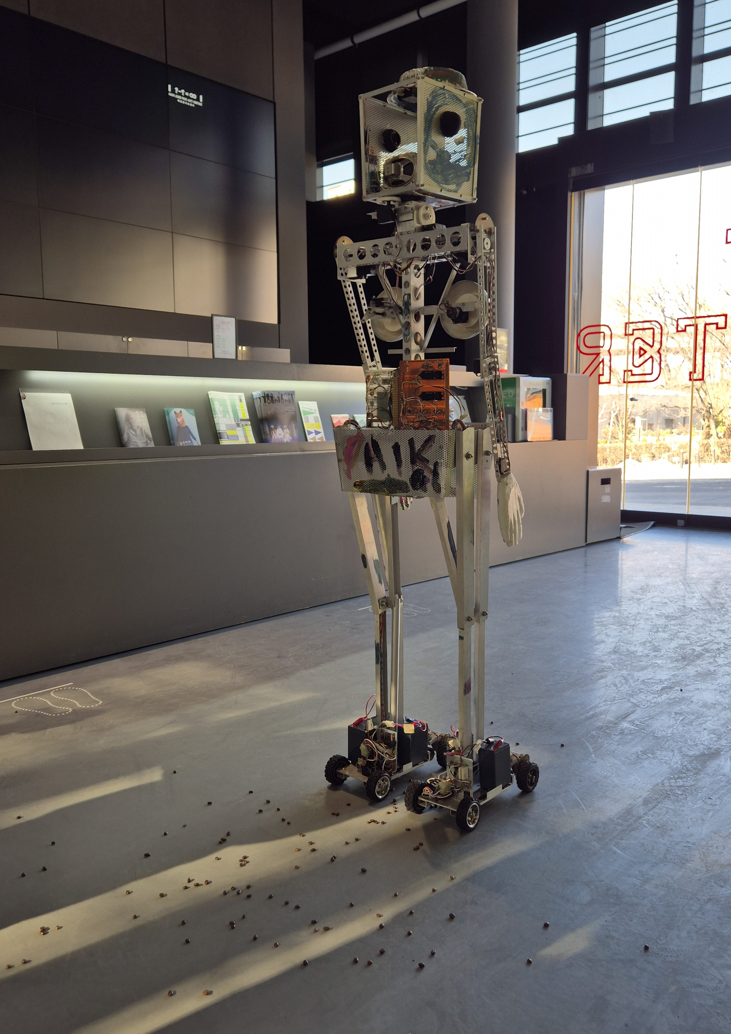 “Robot K-456” (1964/1996) by Nam June Paik marches while scattering coffee beans at the Nam June Paik Art Center in Yongin, Gyeonggi, on Jan. 27. [KWON KEUN-YOUNG]
