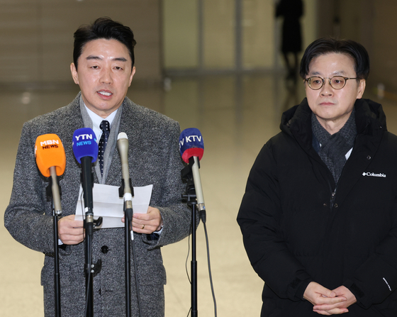 Kang Hoon-sik, left, the presidential chief of staff who also serves as a special envoy for strategic cooperation, speaks ahead of his departure for Canada at Incheon International Airport, west of Seoul, on Jan. 26, along with Industry Minister Kim Jung-kwan. [YONHAP]